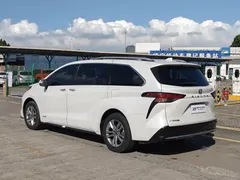 2023 Toyota Sienna 2.5L Hybrid Premium, белый — фото 6