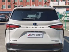 2023 Toyota Sienna 2.5L Hybrid Premium, белый — фото 7