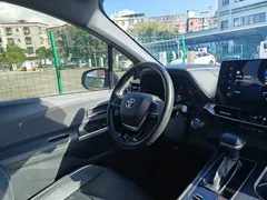 2023 Toyota Sienna 2.5L Hybrid Premium, белый — фото 13