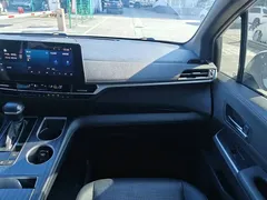 2023 Toyota Sienna 2.5L Hybrid Premium, белый — фото 17