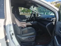 2023 Toyota Sienna 2.5L Hybrid Premium, белый — фото 18