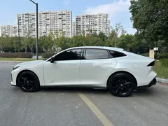 2022 Changan UNI-V 1.5T Premium, белый — фото 4