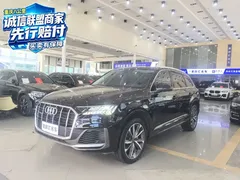 2021 Audi Q7 55 TFSI quattro S line Sport, чёрный — фото 1