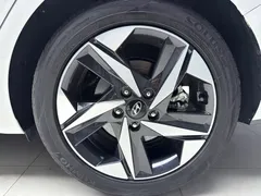 2022 Hyundai Elantra 240TGDi DCT LUX Premium, белый — фото 26