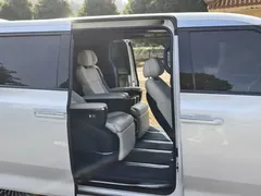 2024 Zeekr 009 6-Seat Executive 4WD 108kWh, белый — фото 13
