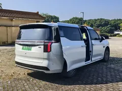 2024 Zeekr 009 6-Seat Executive 4WD 108kWh, белый — фото 14