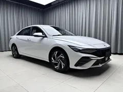 2023 Hyundai Elantra 1.5L CVT LUX Premium, белый — фото 3
