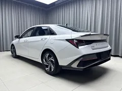 2023 Hyundai Elantra 1.5L CVT LUX Premium, белый — фото 4
