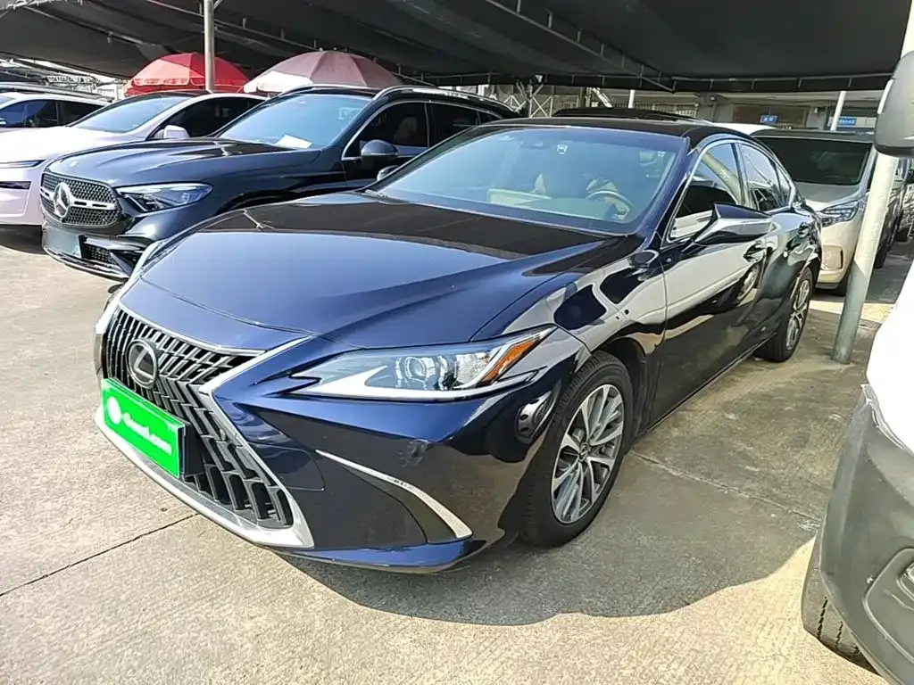 2022 Lexus ES 300h Excellence