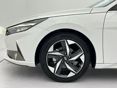 2022 Hyundai Elantra 1.5L CVT LUX Premium, белый — фото 22