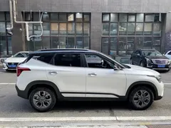 2023 Kia Seltos 1.5L CVT Luxury, белый — фото 7