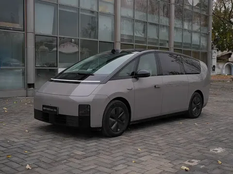 2024 Li Auto MEGA Ultra