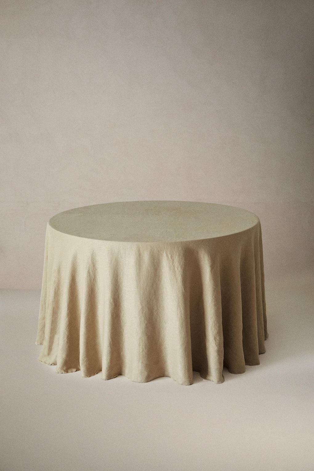 Скатерть ZARA HOME 2201/021, бежевый, 270 x 270 x 5 см. Фото 2.