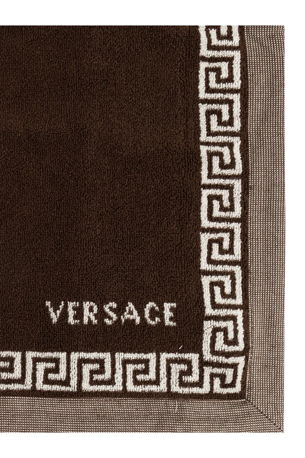 Полотенце с геометричной отделкой Versace. Фото 2.
