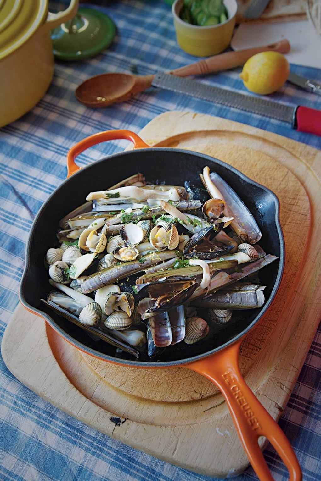 Сковорода LE CREUSET B009WQWWZ4-BUNDLE чугун 16 см. Фото 2.