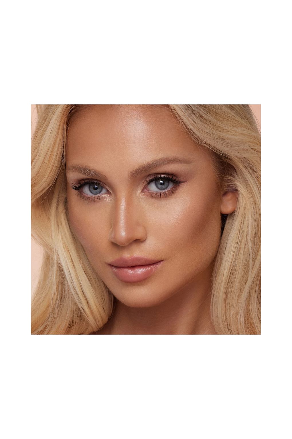 Тональный крем Charlotte Tilbury hollywood contour wand MEDIUM / DARK. Фото 3.