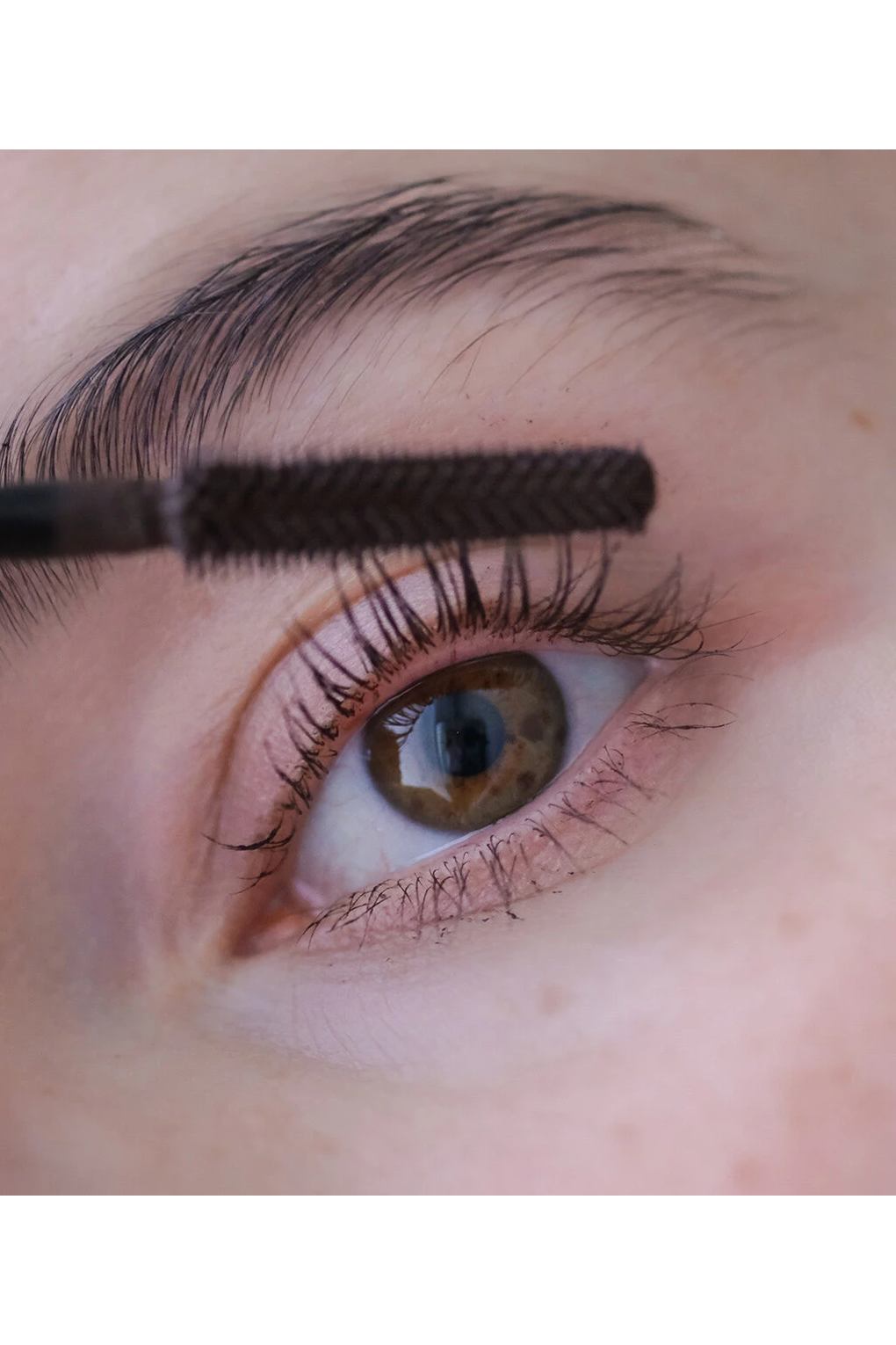Тушь для ресниц Lumene Color Cosmetics Nordic Berry Length & Volume Mascara, 9 мл Коричневый. Фото 6.