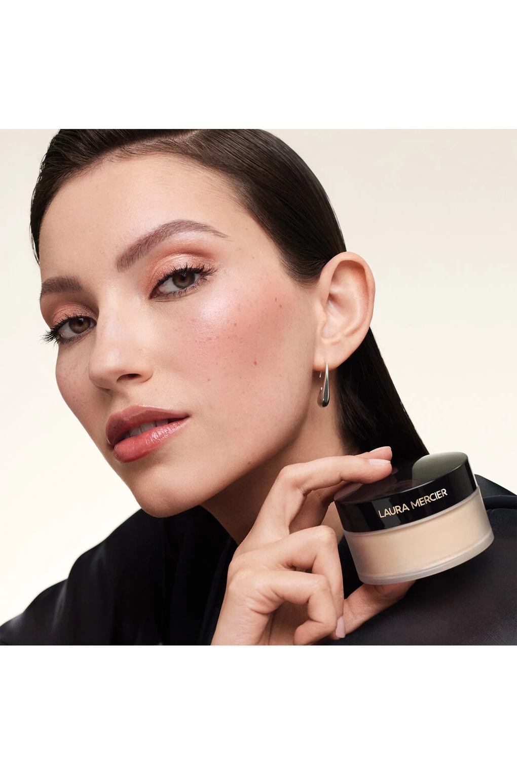 Набор для макияжа лица LAURA MERCIER Indulgent Icons, прозрачная рассыпчатая фиксирующая пудра + спонж прозрачный. Фото 4.