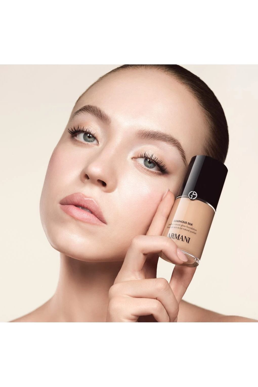 Жидкая тональная основа Luminous Silk Foundation, 30 мл № 6. Фото 4.
