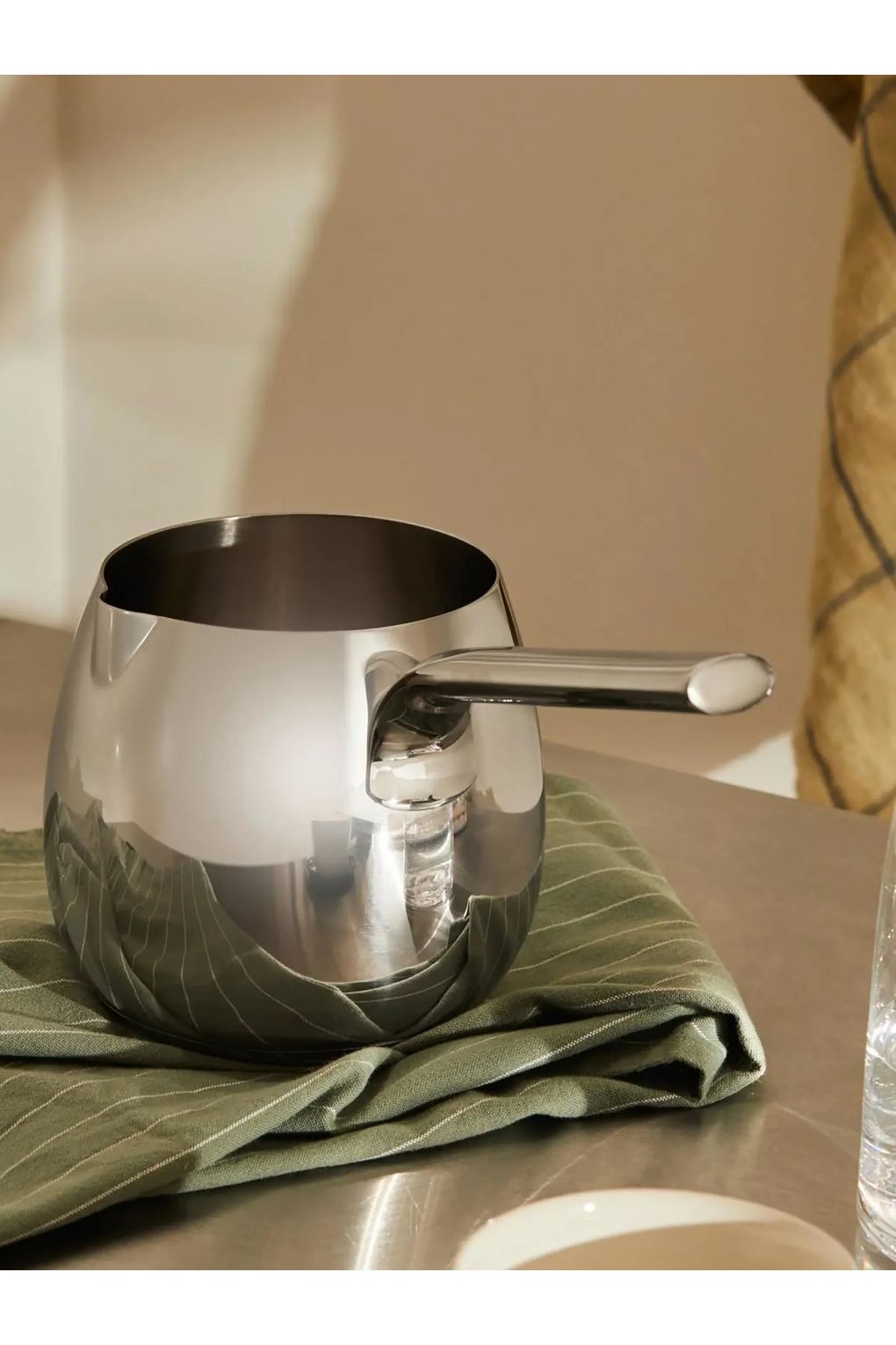 Кухонный ковш для кипячения молока Alessi Mami. Фото 3.