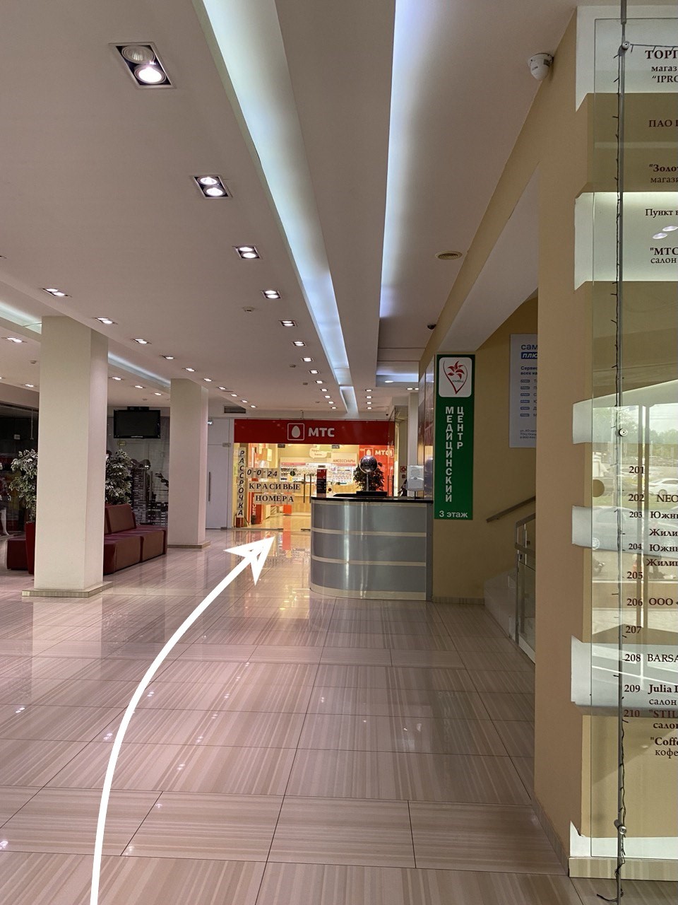 02.1 За входной дверью (прямо и поврот налево)