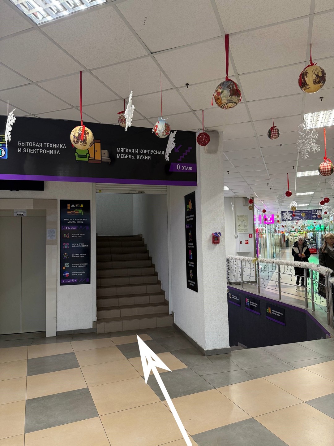 03. Площадка за входом в ТЦ (налево к лестнице)