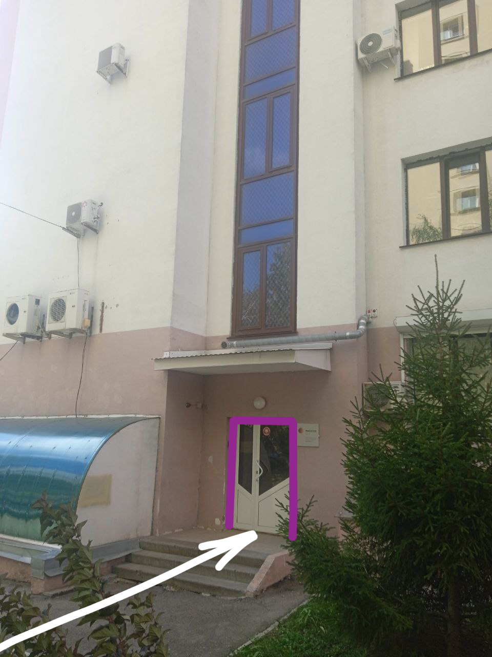 (2) вход в здание