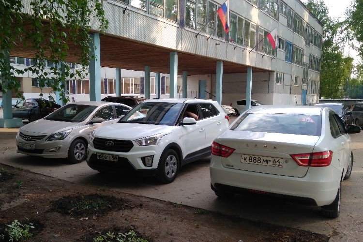 В Балакове на территории школы устроили автостоянку
