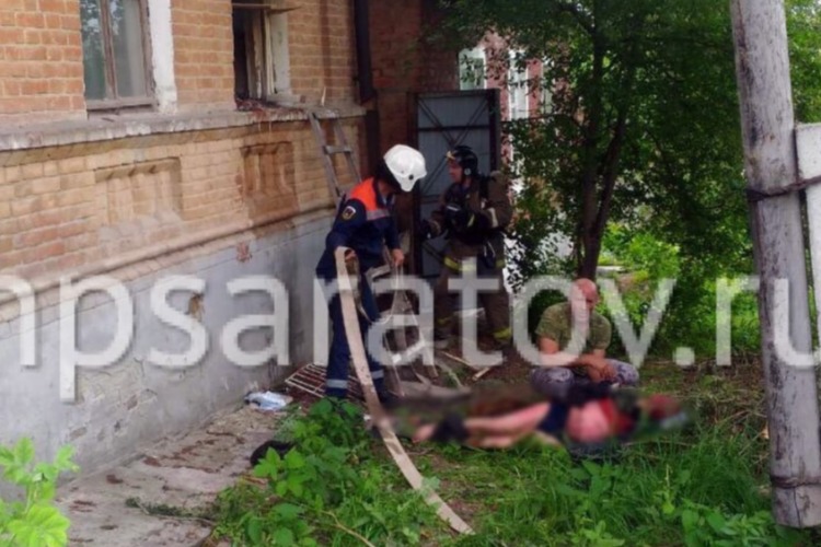 Пьяная компания не заметила пожар. В горящем доме погиб человек