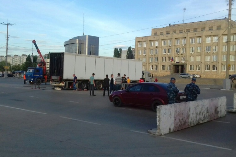 У мэрии - однополосное движение. Как нужно готовиться к большому празднику, не мешая горожанам
