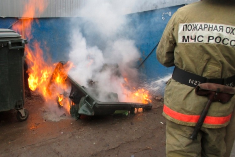 В Балакове странным образом загорелся бокс СТО