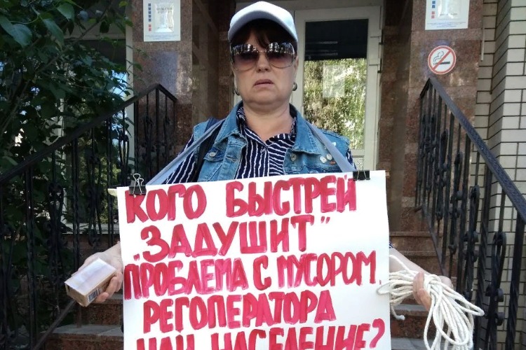 С веревкой и мылом. Надежда Познякова пикетирует в Балакове офис мусорщиков