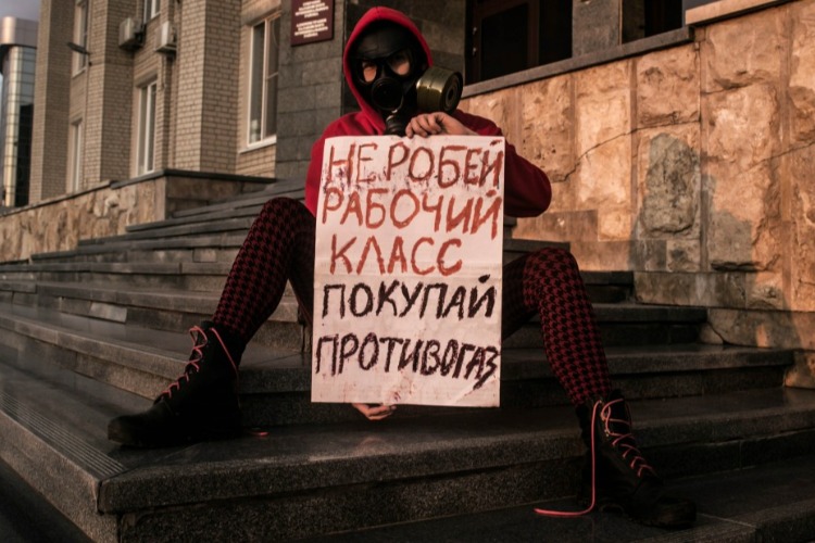 Девушка в противогазе поддержала Надежду Познякову и призвала рабочий класс не робеть
