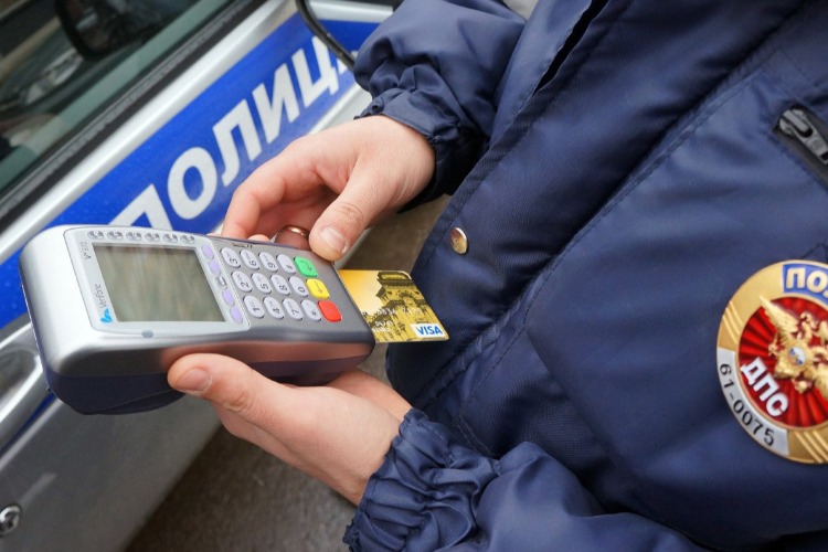 Балаковского автолюбителя заставили оплатить накопившиеся 83 штрафа