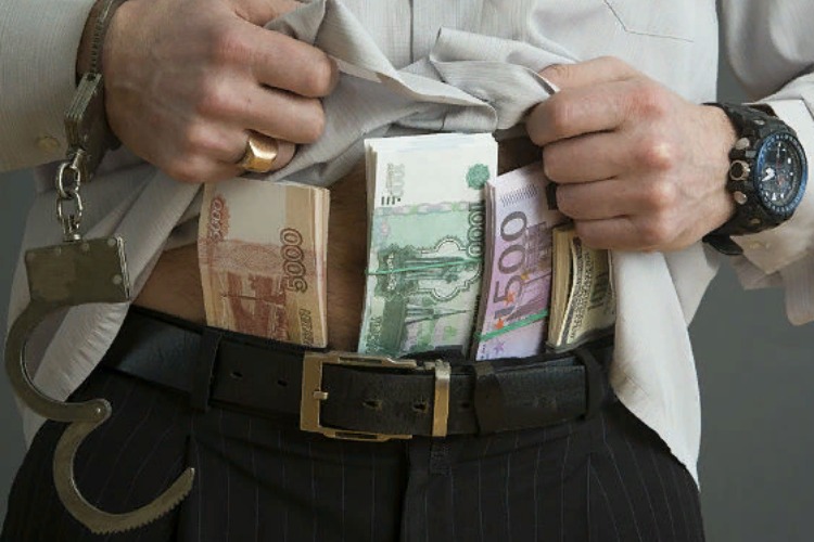 За несостоявшуюся 100-тысячную взятку сотруднику ФСБ наказан на 500 тысяч