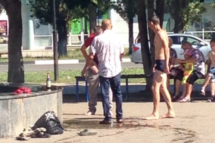 Позор и стыд Балакова. Пьяные полуголые мужчины искупались в фонтане