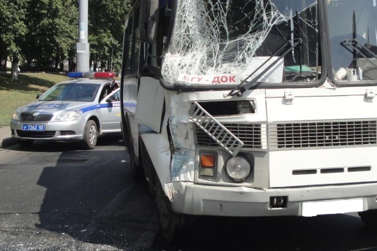 На спуске со шлюзового моста протаранил пассажирский автобус