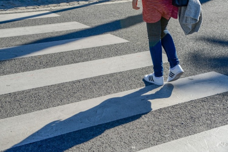 Переходить улицы стало опасно! 11-летнюю девочку сбили на зебре средь бела дня