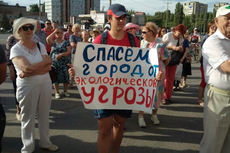 Митинг против реинкарнации завода в Горном добрался до ступенек мэрии Балакова