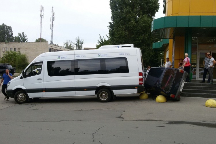 Дама на окушке врезалась в лимон