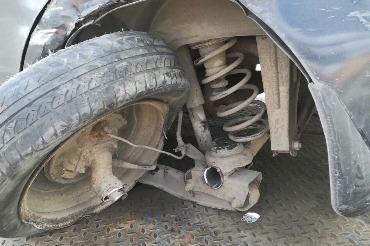 Покалечила машину об отбойник