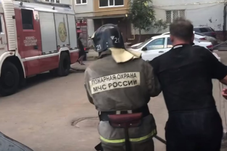 Из окна кричал о помощи. В Балакове спасли из горящей квартиры мужчину. Видео