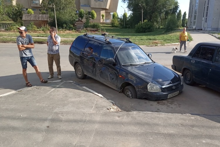 В Балакове автомобиль провалился в нестабильный асфальт