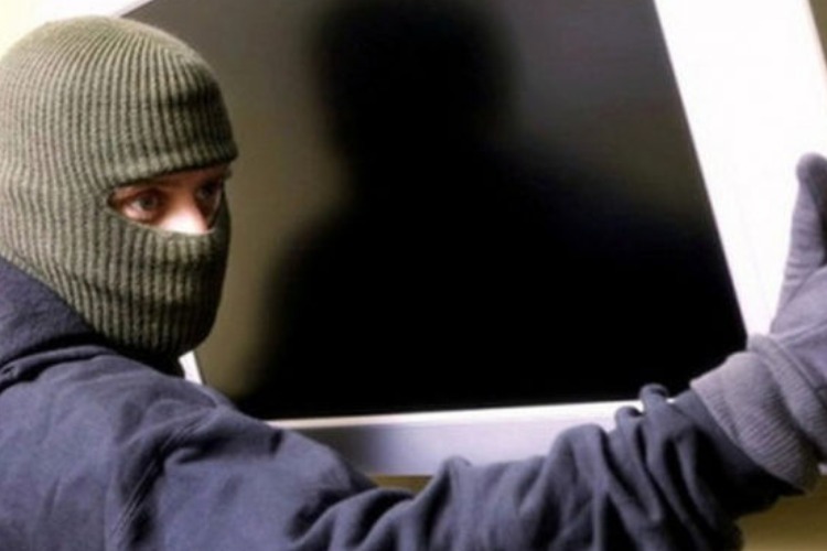 Балаковец вынес через балкон 3 телевизора