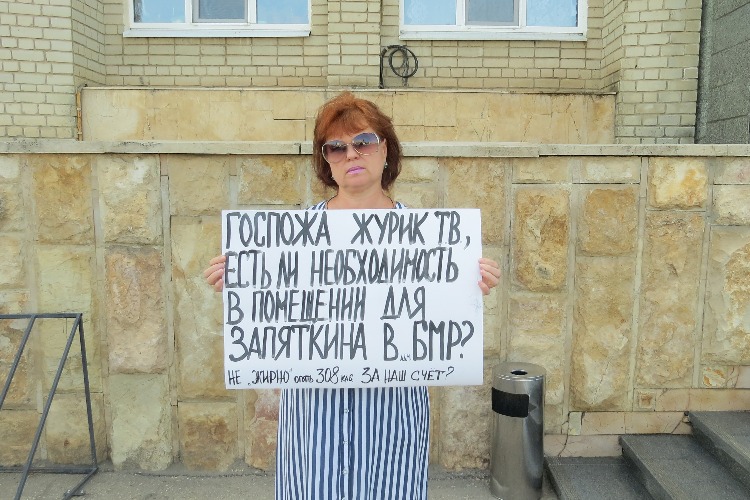 Надежда Познякова вновь взяла в руки протестный плакат