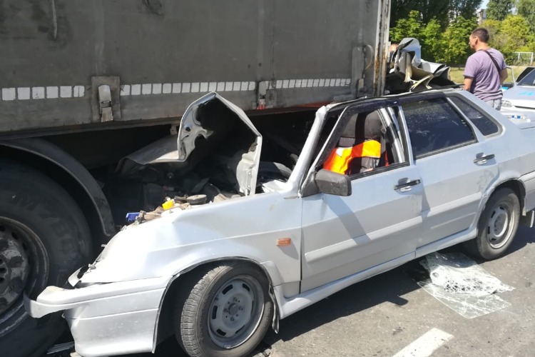 В Балакове ВАЗ залетел под большегруз