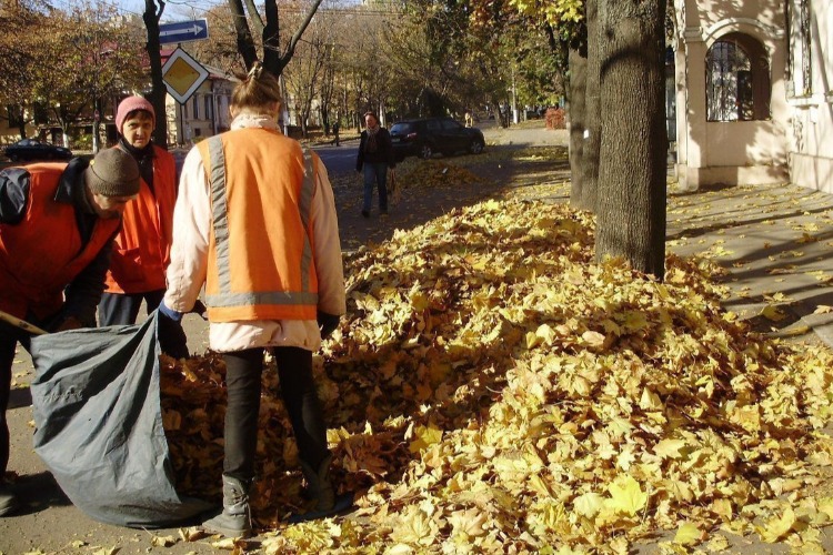 Вывоз мусора из старого города и поселка Дзержинского продолжается
