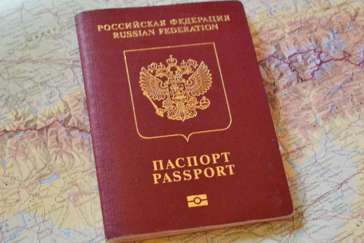 Должники Т Плюс не смогут выехать за границу