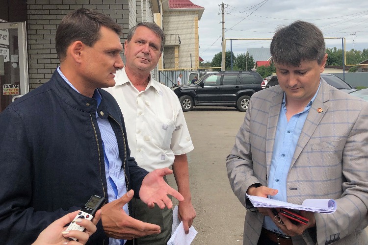 Партия власти вышла на ул. Комарова