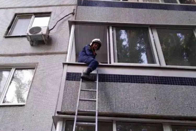 В Балакове спасатели через балкон выключили забытую газовую плиту